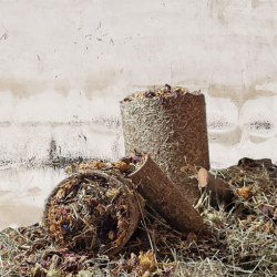 TÚNEL RIBERO RELLENO DE HENO, FLORES Y HOJAS